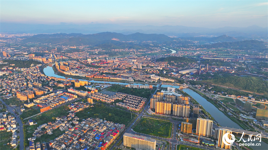 江西省萍鄉(xiāng)市湘東區(qū)萍水河畔，沿岸綠植、樹(shù)木、游步道與樓房建筑相映襯，構(gòu)成一幅風(fēng)光旖旎的水清岸綠城美的綠色生態(tài)畫(huà)卷。人民網(wǎng) 朱海鵬攝