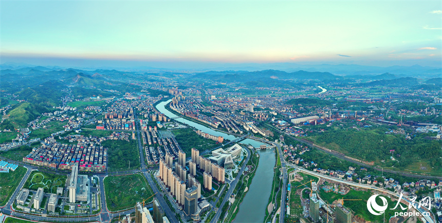 江西省萍鄉(xiāng)市湘東區(qū)萍水河畔，沿岸綠植、樹木、游步道與樓房建筑相映襯，構成一幅風光旖旎的水清岸綠城美的綠色生態(tài)畫卷。人民網(wǎng) 朱海鵬攝