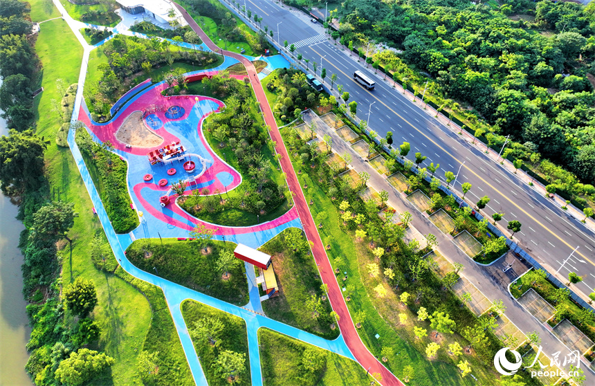 航拍下的江西省贛州章江國(guó)家濕地公園河道蜿蜒，江岸綠樹(shù)環(huán)繞。人民網(wǎng)朱海鵬攝