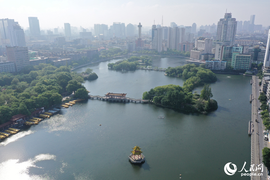 “城在湖中、湖在城里”，航拍鏡頭下的南昌百花洲東湖。 人民網(wǎng)記者 時(shí)雨攝