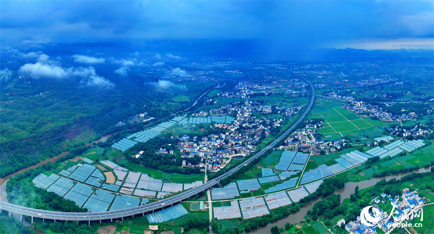 近日，江西省瑞金市葉坪鎮(zhèn)云集村，高速公路沿線蔬菜大棚鱗次櫛比。人民網(wǎng) 朱海鵬攝