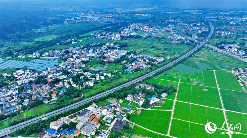 近日，江西省瑞金市葉坪鎮(zhèn)云集村，高速公路沿線蔬菜大棚鱗次櫛比。人民網(wǎng) 朱海鵬攝