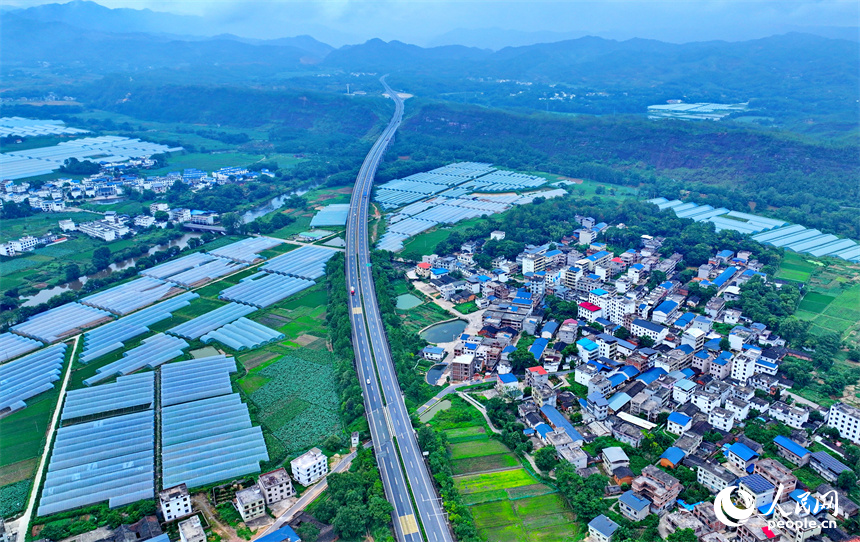 近日，江西省瑞金市葉坪鎮(zhèn)云集村，高速公路沿線蔬菜大棚鱗次櫛比。人民網(wǎng) 朱海鵬攝