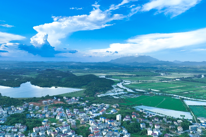 航拍鏡頭下的共青城市，入眼皆是美景。潘成攝