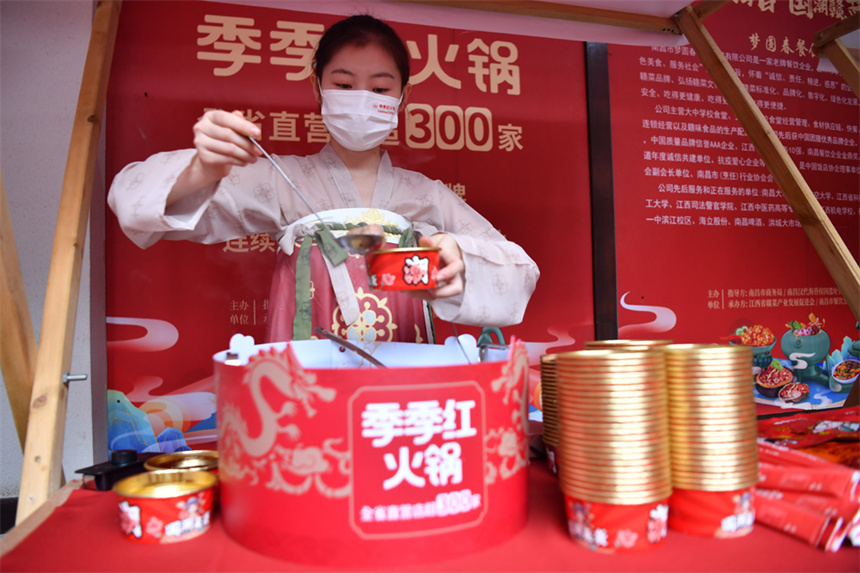 江西本土餐飲企業(yè)在現(xiàn)場準備美食。 人民網(wǎng)記者 時雨攝