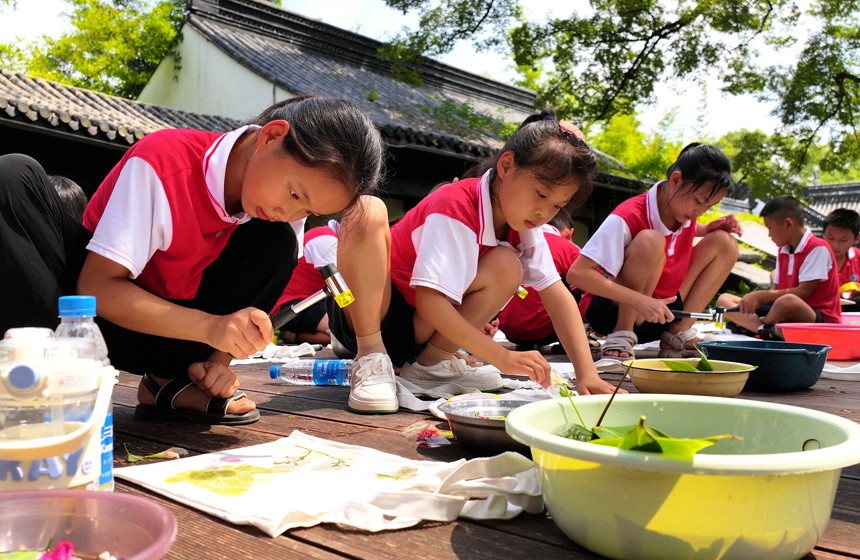 孩子們在博物館體驗植物拓染工藝。何賤來攝