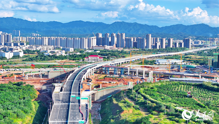 近日，江西省贛州市蓉江三路快速路的一處互通立交橋建設(shè)如火如荼。人民網(wǎng) 朱海鵬攝