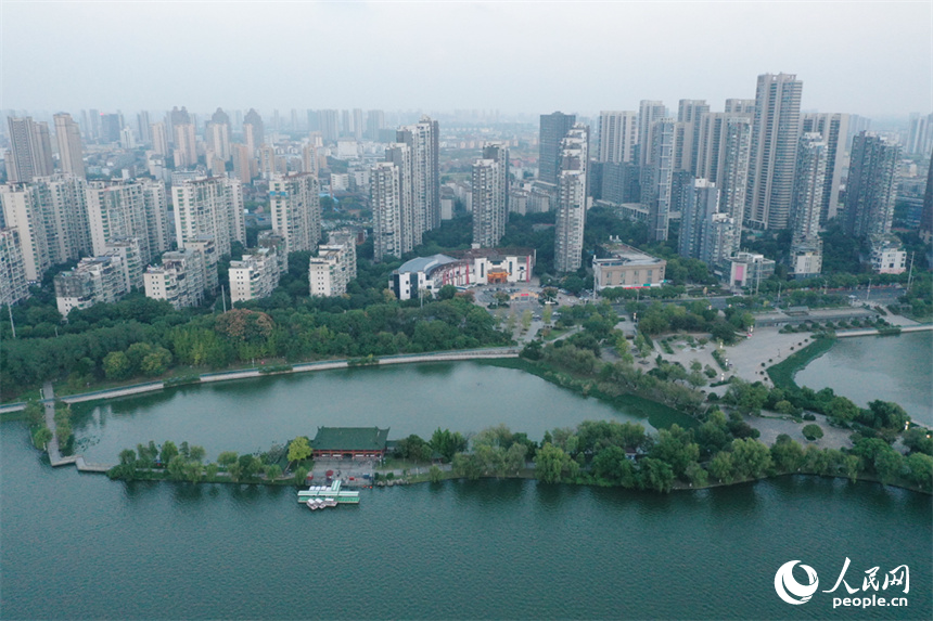 南昌市象湖城市濕地公園發(fā)揮了城市“綠肺、綠腎”功能，讓人們享受城市里的親水空間。 人民網(wǎng)記者 時(shí)雨攝