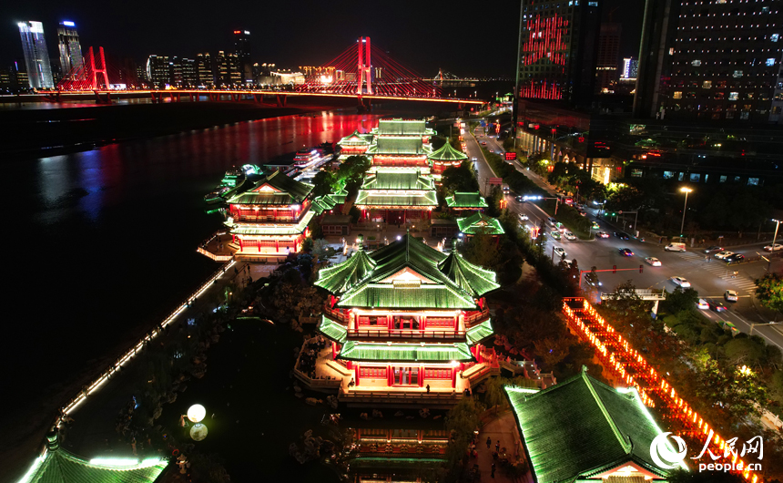 滕王閣景區(qū)夜景。人民網(wǎng)記者 毛思遠攝