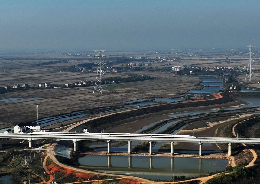 試運(yùn)行動(dòng)車組行駛在昌景黃高鐵金溪湖特大橋上。 胡國林?jǐn)z