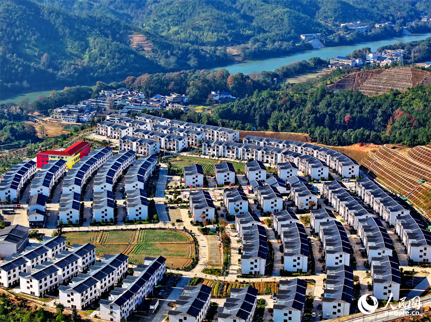 江西省贛州市會(huì)昌縣白鵝鄉(xiāng)梓坑村“梓坑家園”安置區(qū)，一棟棟新蓋的農(nóng)房坐落于青山之中。人民網(wǎng) 朱海鵬攝