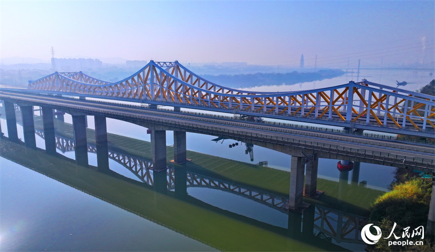 贛州市螺溪洲大橋及105國道連接線工程建成通車。人民網(wǎng) 朱海鵬攝