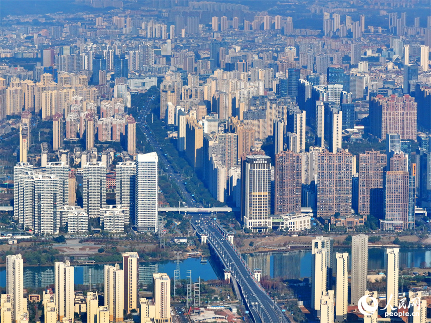 空中俯瞰贛州市中心城區(qū)，快速路與高樓大廈相互映襯，四通八達的交通路網(wǎng)助力老區(qū)贛南發(fā)展提速。人民網(wǎng) 朱海鵬攝