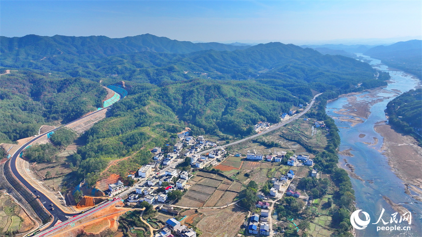 贛州市會(huì)昌縣白鵝鄉(xiāng)洋口村，工人在鋪設(shè)柏油路，一派忙碌的施工景象。人民網(wǎng) 朱海鵬攝