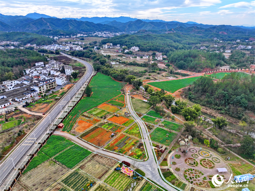 贛州蓉江新區(qū)潭東鎮(zhèn)逕背村的一處田園綜合體，綠意盎然的蔬菜園與公路農(nóng)房、綠樹青山相映成景。人民網(wǎng) 朱海鵬攝