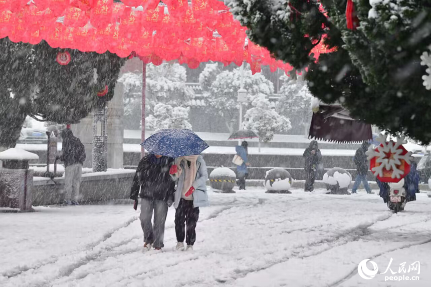 大雪飄落南昌，城市銀裝素裹。 人民網(wǎng)記者 時(shí)雨攝