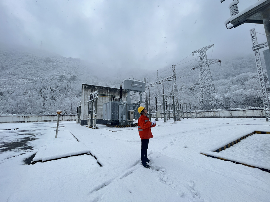 鷹潭供電段變電值班員曹國慧正在對德興高鐵牽引變電所設(shè)備進行巡視記錄。楊峰攝