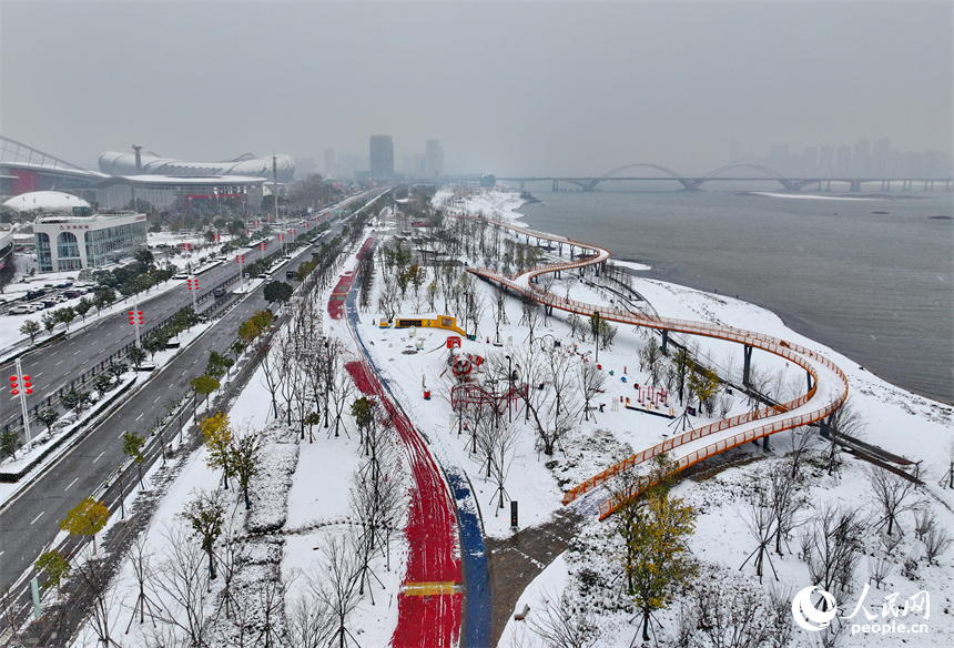 無人機(jī)航拍的南昌市紅谷灘區(qū)銀裝素裹、白雪皚皚，城市雪景美如畫。人民網(wǎng) 朱海鵬攝