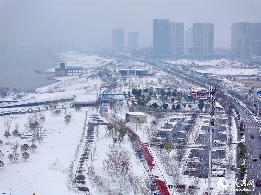 無(wú)人機(jī)航拍的南昌市紅谷灘區(qū)銀裝素裹、白雪皚皚，城市雪景美如畫。人民網(wǎng) 朱海鵬攝