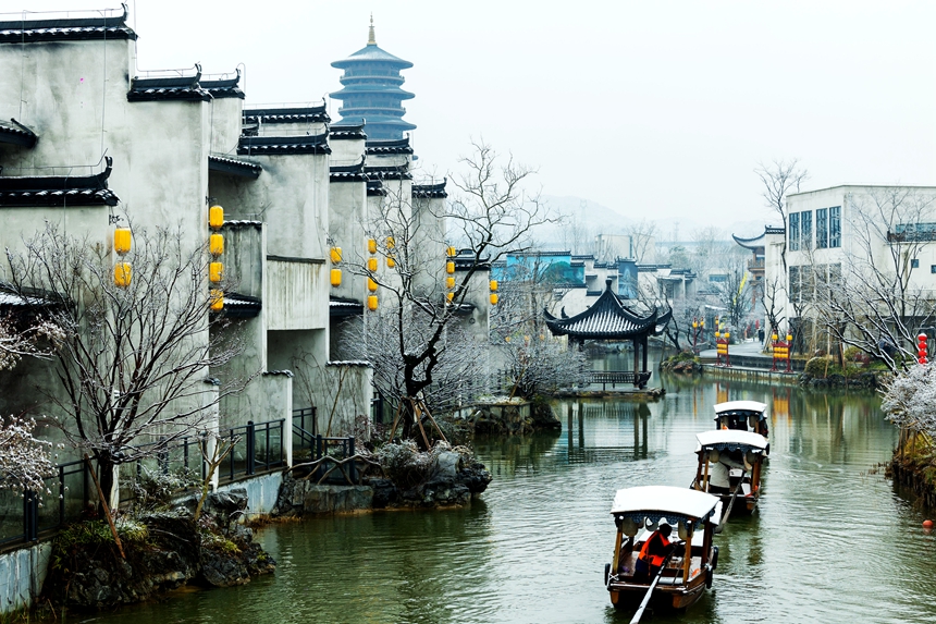 婺女洲搖櫓船雪景。江福民攝