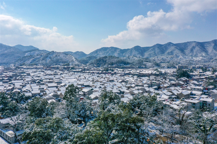 大雪覆滿古建筑群落，到處都是銀裝素裹的景象。黃煜攝