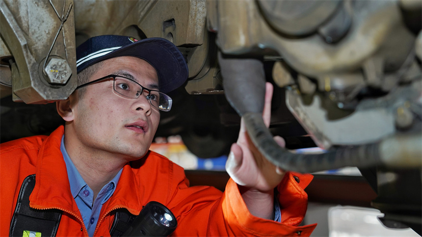 南昌電務(wù)段檢查動車組速度傳感器線纜的連接情況。余昊陽攝