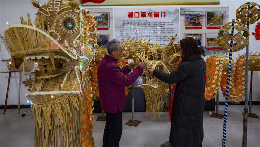 國家級(jí)非物質(zhì)文化遺產(chǎn)湖口草龍代表性傳承人正在精心趕制草龍。李學(xué)華攝