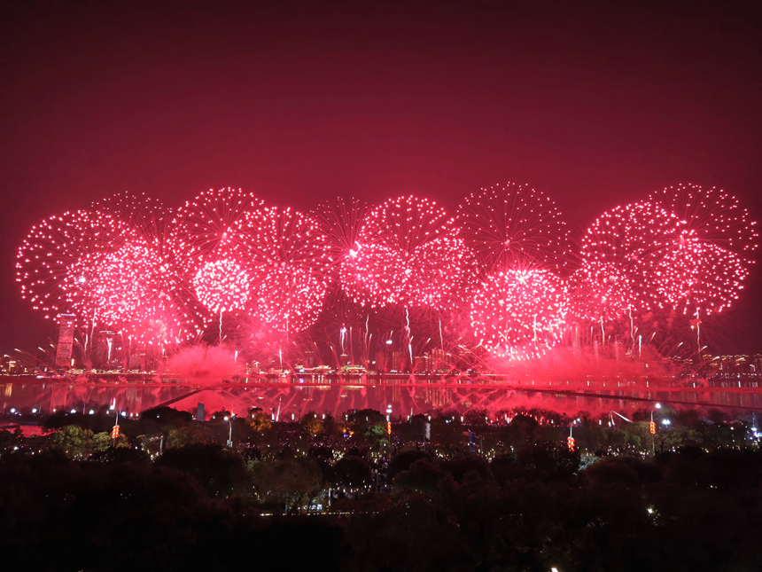 2月10日晚，2024年南昌市迎春煙花晚會(huì)在贛江中心老官洲區(qū)域舉行。周帥攝