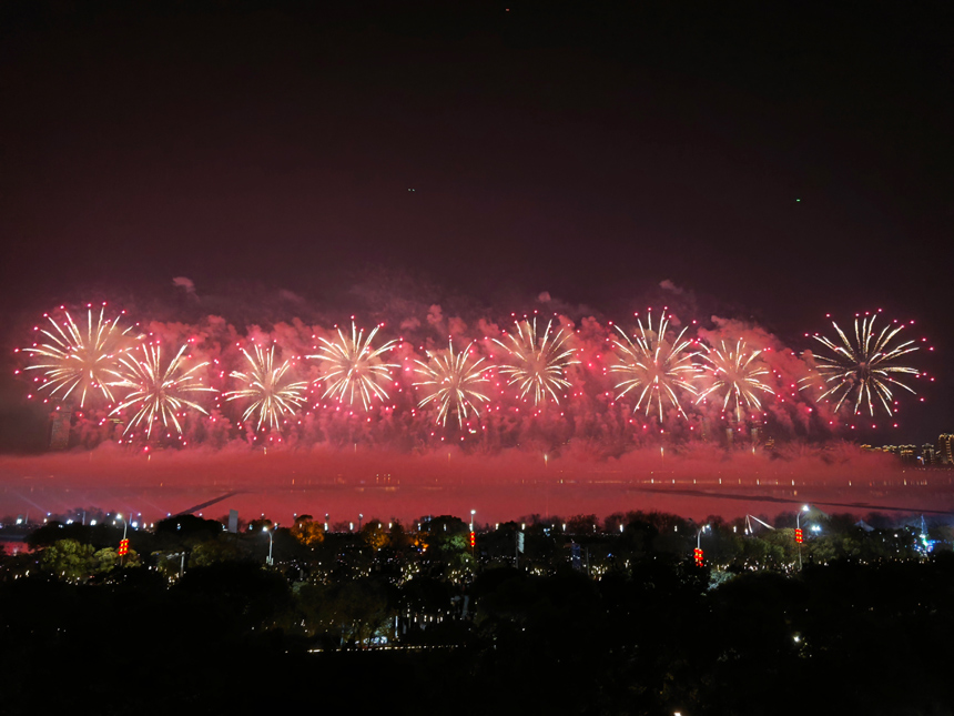 2月10日晚，2024年南昌市迎春煙花晚會(huì)在贛江中心老官洲區(qū)域舉行。周帥攝