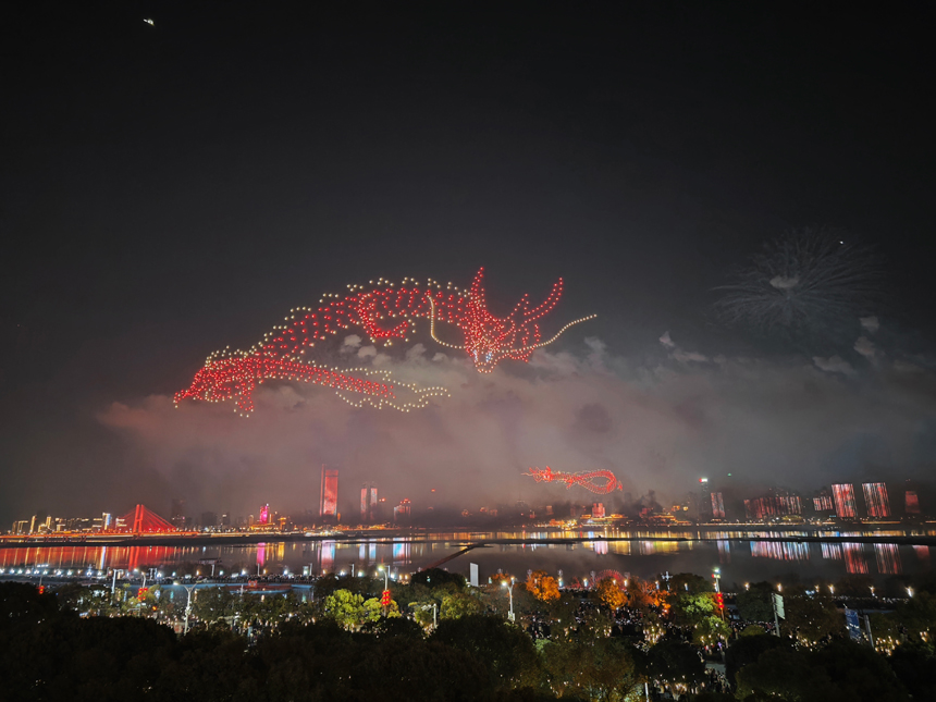 2月10日晚，2024年南昌市迎春煙花晚會在贛江中心老官洲區(qū)域舉行。周帥攝