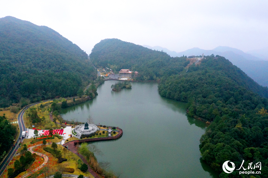 航拍鏡頭下的江西安遠(yuǎn)三百山山清水秀生態(tài)美。 人民網(wǎng)記者 時(shí)雨攝