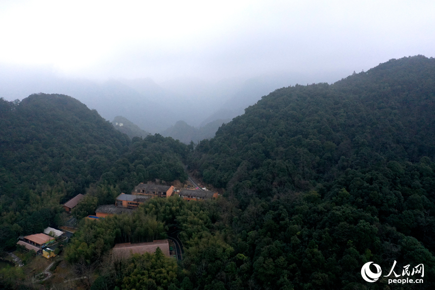 航拍鏡頭下的江西安遠三百山山清水秀生態(tài)美。 人民網記者 時雨攝