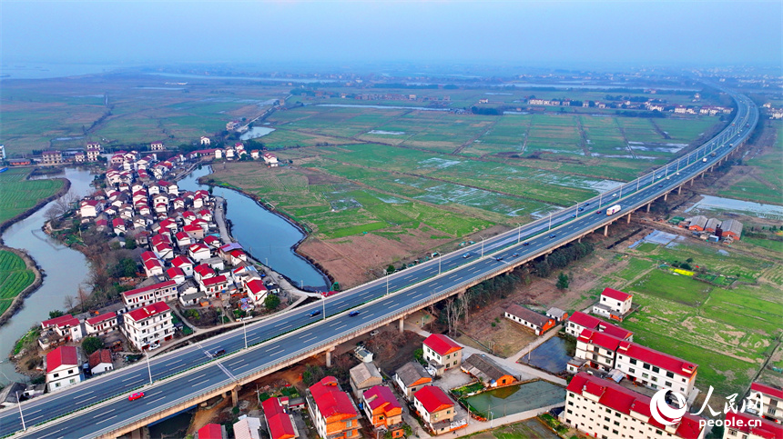 南昌縣南新鄉(xiāng)西江村，車輛在繞城高速公路上疾馳，沿線鄉(xiāng)村春景怡人。人民網(wǎng) 朱海鵬攝