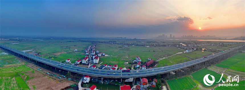 南昌縣南新鄉(xiāng)西江村，車輛在繞城高速公路上疾馳，沿線鄉(xiāng)村春景怡人。人民網(wǎng) 朱海鵬攝