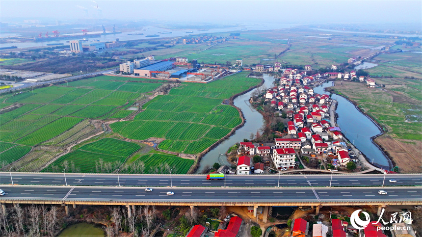 南昌縣南新鄉(xiāng)西江村，車輛在繞城高速公路上疾馳，沿線鄉(xiāng)村春景怡人。人民網(wǎng) 朱海鵬攝