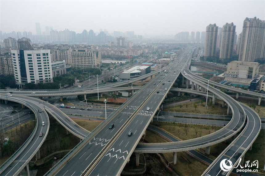 江西省南昌市紅谷灘區(qū)的城市道路與環(huán)城快速路縱橫交織。 人民網(wǎng)記者 時(shí)雨攝