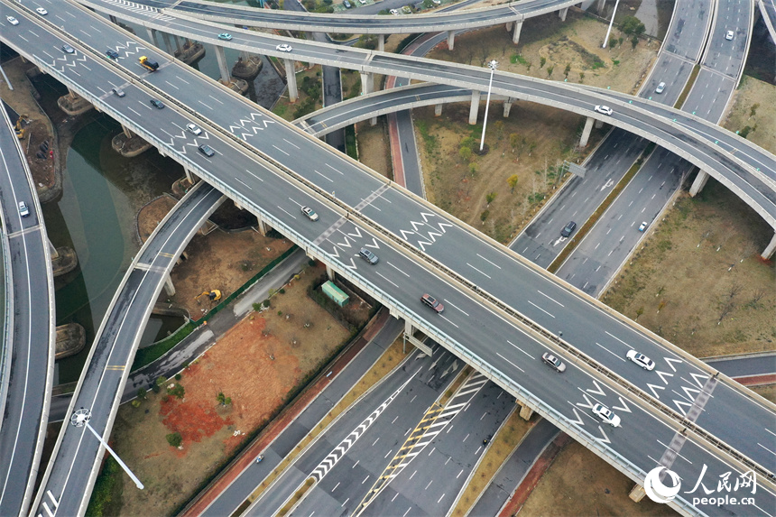 江西省南昌市紅谷灘區(qū)的城市道路與環(huán)城快速路縱橫交織。 人民網(wǎng)記者 時雨攝