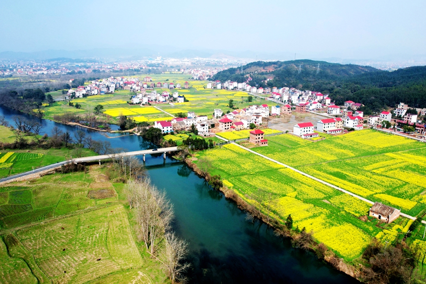 縱橫交錯的田園、河流、群山與民居相映成景。賀治斌攝