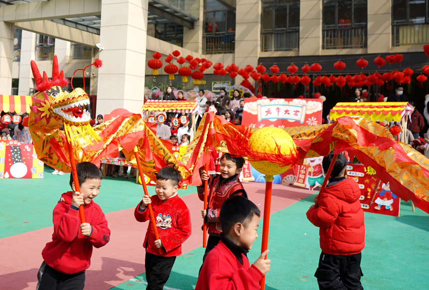 上高縣第八幼兒園的孩子們正在表演舞龍。陳旗海攝