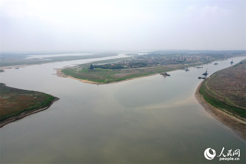 贛江和修河在永修縣吳城鎮(zhèn)匯合，流入鄱陽湖后奔向長江。 人民網記者 時雨攝