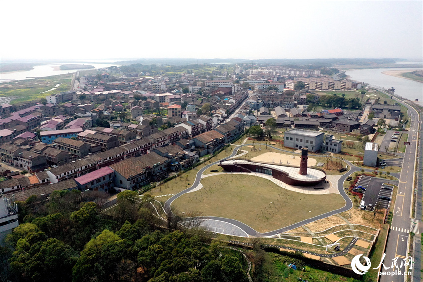 吳城鎮(zhèn)沿湖而建的旅游公路將湖區(qū)腹地與外界連接。 人民網(wǎng)記者 時雨攝