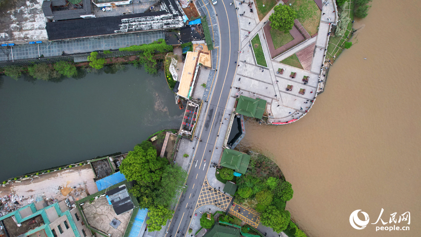 滕王閣景區(qū)南面的新洲閘閘門關(guān)閉，渾濁的江水漫至堤下。人民網(wǎng)記者 毛思遠攝