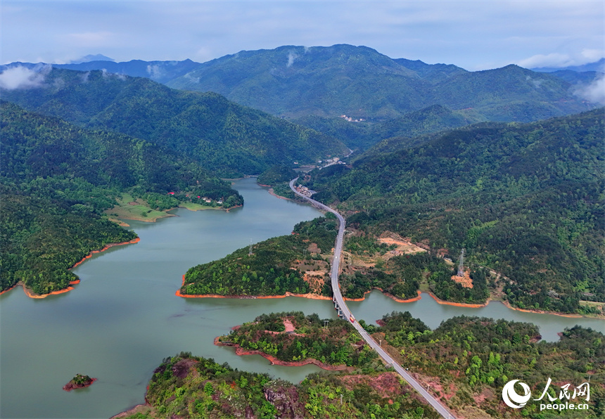 贛州市寧都縣梅江鎮(zhèn)竹坑水庫，群峰疊翠、云霧繚繞，生態(tài)風(fēng)光美不勝收。人民網(wǎng) 朱海鵬攝