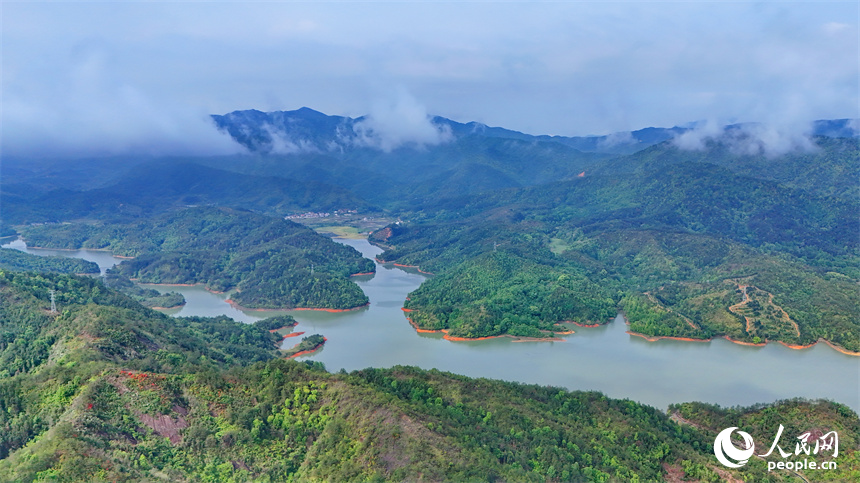 贛州市寧都縣梅江鎮(zhèn)竹坑水庫，群峰疊翠、云霧繚繞，生態(tài)風(fēng)光美不勝收。人民網(wǎng) 朱海鵬攝