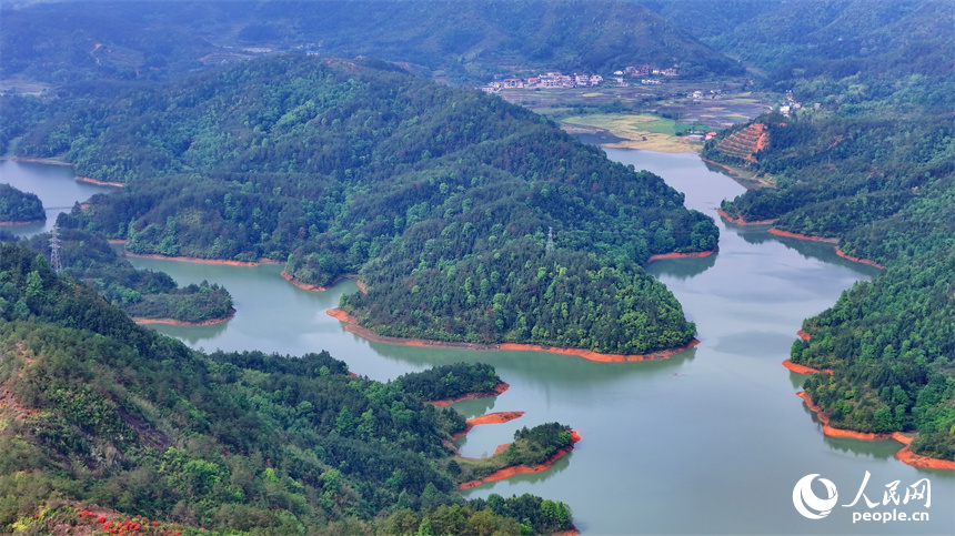 贛州市寧都縣梅江鎮(zhèn)竹坑水庫，群峰疊翠、云霧繚繞，生態(tài)風(fēng)光美不勝收。人民網(wǎng) 朱海鵬攝