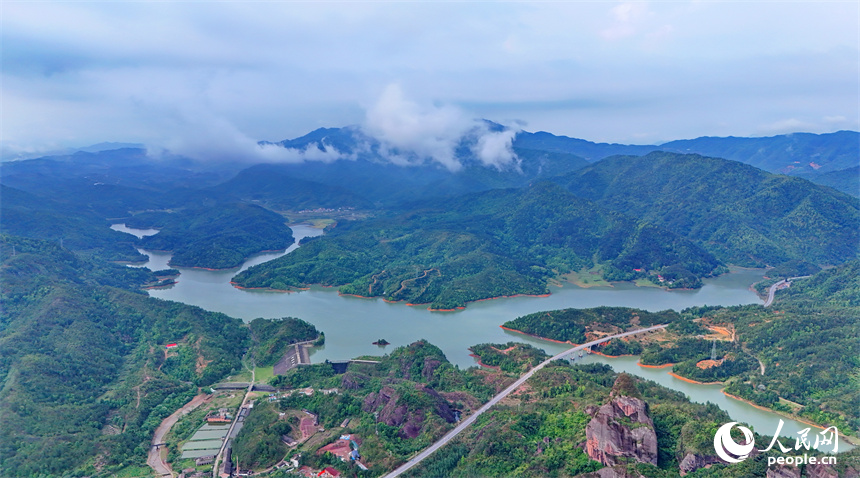 贛州市寧都縣梅江鎮(zhèn)竹坑水庫，群峰疊翠、云霧繚繞，生態(tài)風(fēng)光美不勝收。人民網(wǎng) 朱海鵬攝