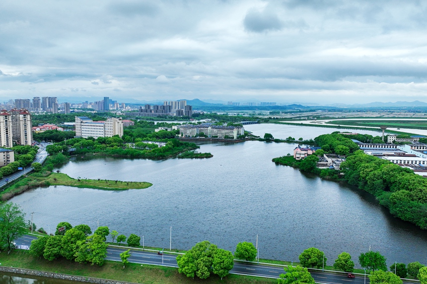 航拍下的江西共青城市宛如一幅水墨畫。潘成攝