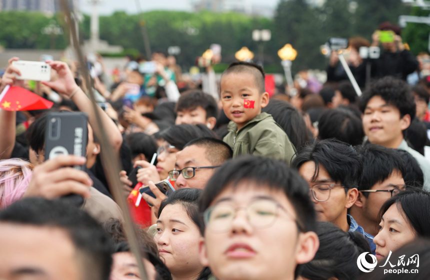 現(xiàn)場觀禮的市民游客。人民網(wǎng)記者 毛思遠攝