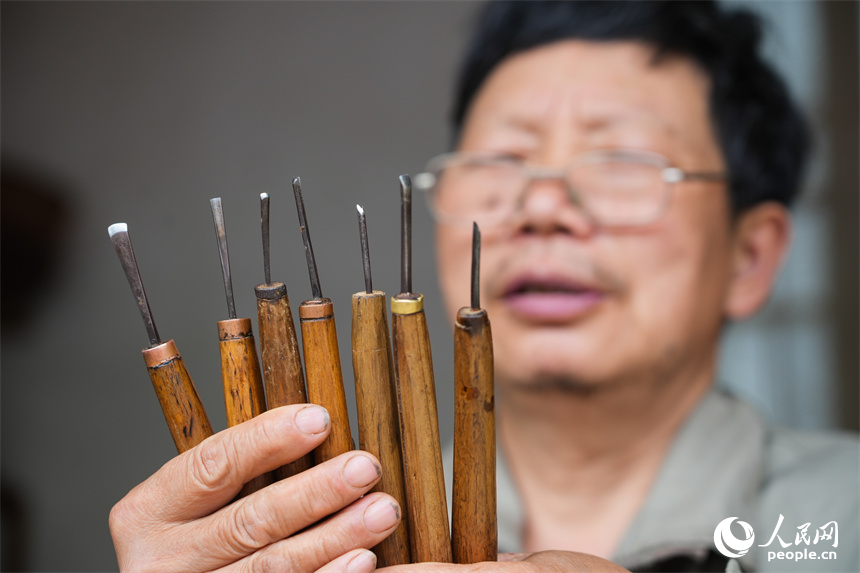 江西省級非遺項目根雕代表性傳承人劉四喜創(chuàng)作時用到的部分雕刻工具。人民網(wǎng) 孔文進(jìn)攝