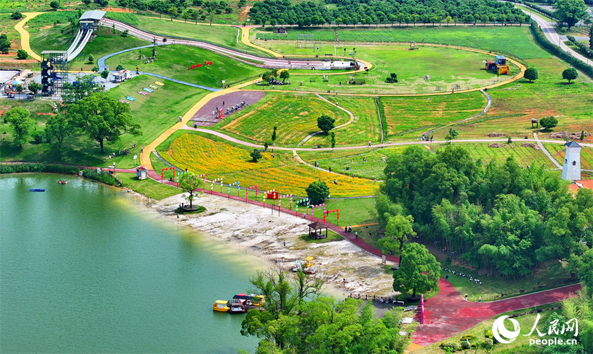 宜春市宜豐縣黃墾鎮(zhèn)炎嶺村鄉(xiāng)村旅游點(diǎn)，許多游客前來游玩、拍照，感受體驗(yàn)初夏時(shí)節(jié)的山水田園生態(tài)風(fēng)光之美。人民網(wǎng) 朱海鵬攝